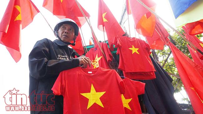 Mỏi tay bán cờ, áo cổ vũ U23 Việt Nam ảnh 10